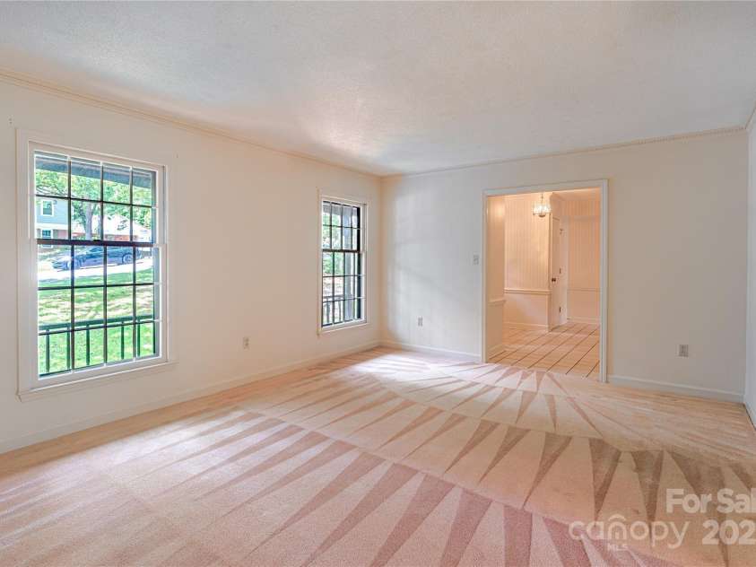 2011 Barden Road, Charlotte, NC 28226.  MLS# CAR4278483, YatesRealty ID 31858. Living room
