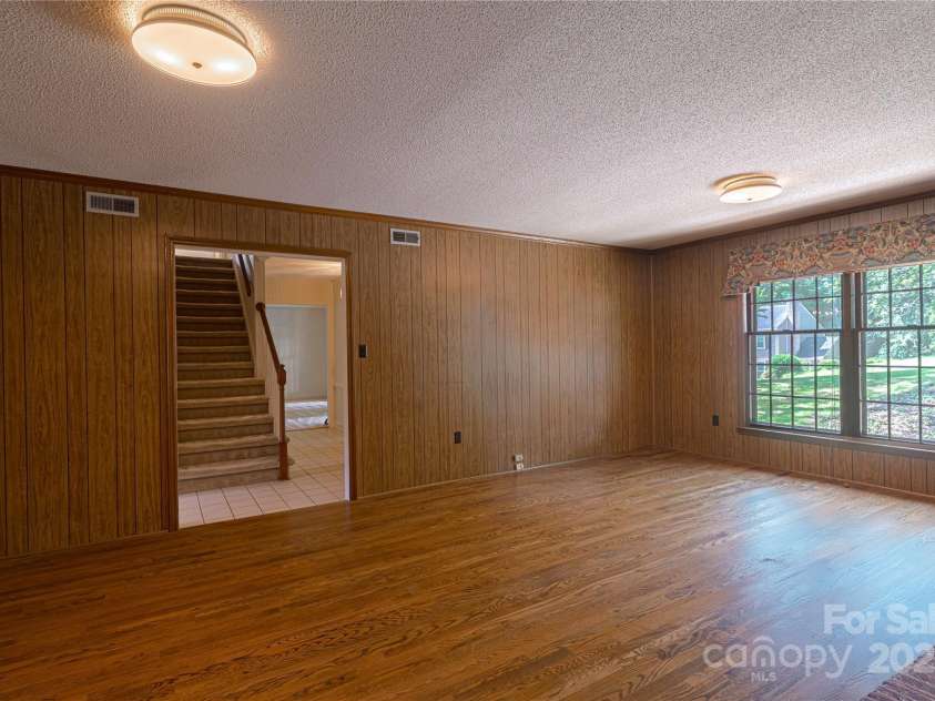 2011 Barden Road, Charlotte, NC 28226.  MLS# CAR4278483, YatesRealty ID 31858. View to foyer.