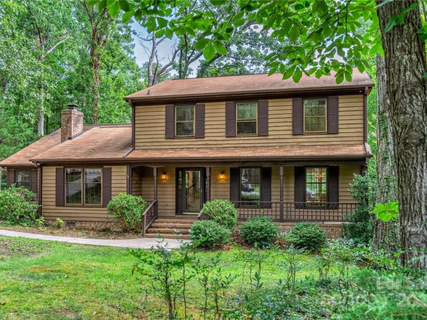 2011 Barden Road, Charlotte, NC 28226.  MLS# CAR4278483, YatesRealty ID 31858. Welcome home to 2011 East Barden Road!