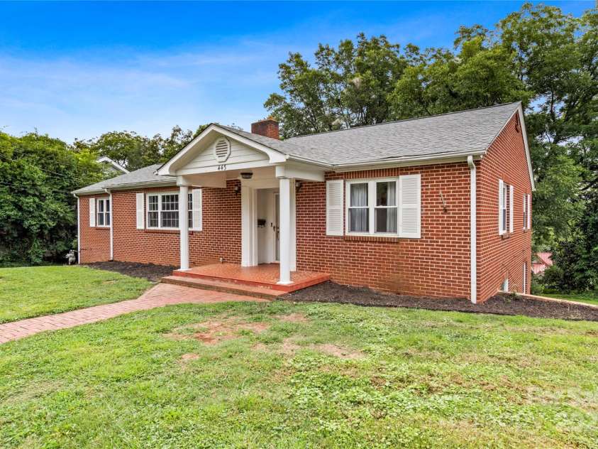 443 Main Street, Elkin, NC 28621.  MLS# CAR4290173, YatesRealty ID 31859. 