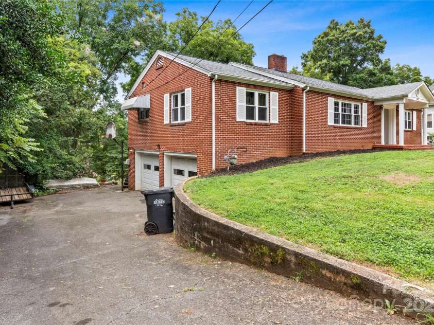 443 Main Street, Elkin, NC 28621.  MLS# CAR4290173, YatesRealty ID 31859. 