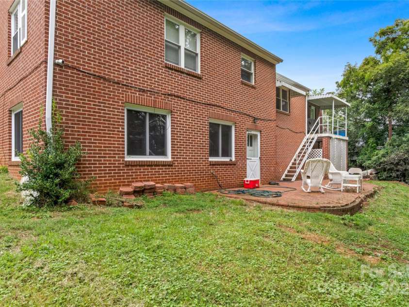 443 Main Street, Elkin, NC 28621.  MLS# CAR4290173, YatesRealty ID 31859. 