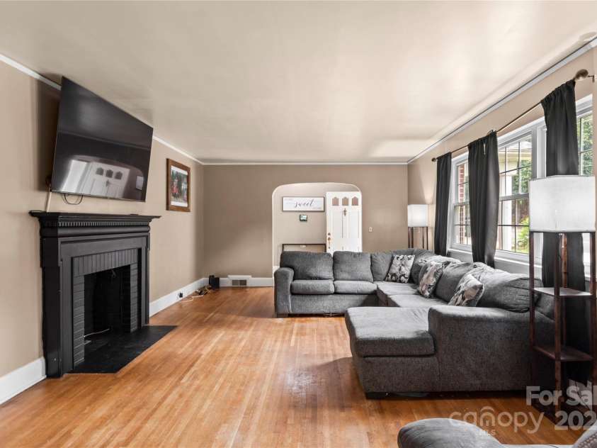 443 Main Street, Elkin, NC 28621.  MLS# CAR4290173, YatesRealty ID 31859. 