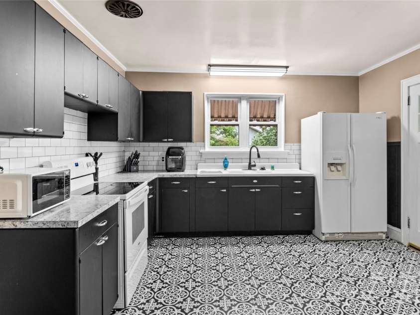 443 Main Street, Elkin, NC 28621.  MLS# CAR4290173, YatesRealty ID 31859. 