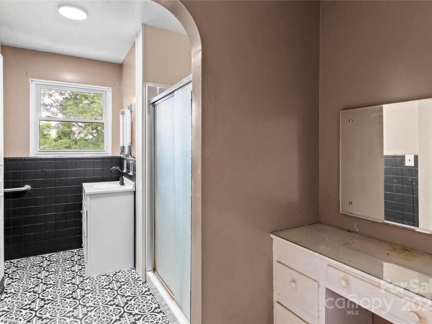 443 Main Street, Elkin, NC 28621.  MLS# CAR4290173, YatesRealty ID 31859. 