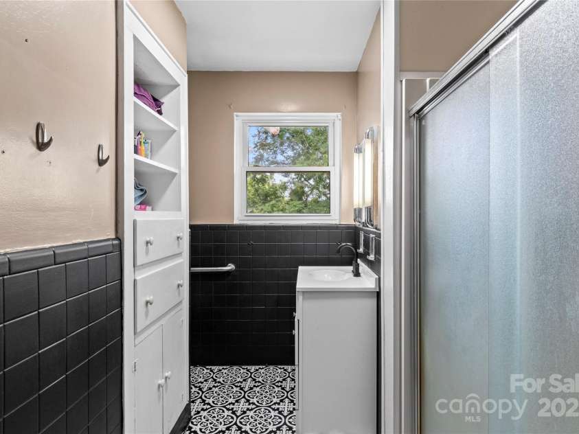 443 Main Street, Elkin, NC 28621.  MLS# CAR4290173, YatesRealty ID 31859. 