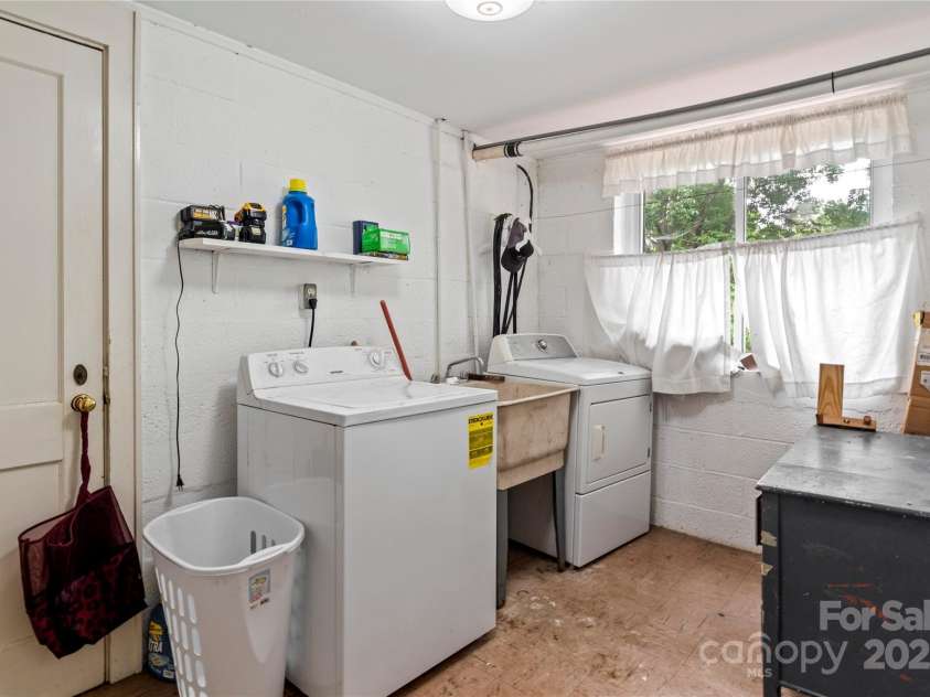 443 Main Street, Elkin, NC 28621.  MLS# CAR4290173, YatesRealty ID 31859. 