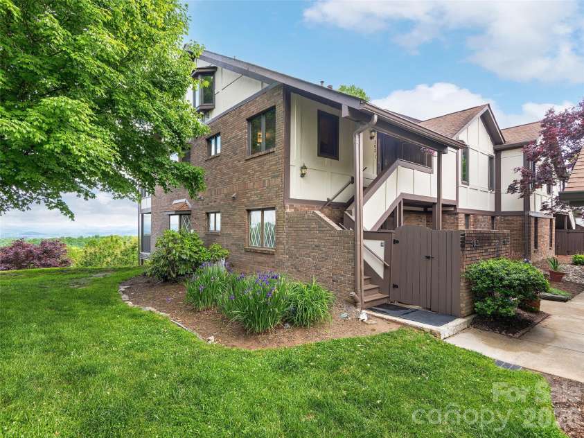 503 Fleetwood Plaza, Laurel Park, NC 28739.  MLS# CAR4379212, YatesRealty ID 31859. Entrance to unit