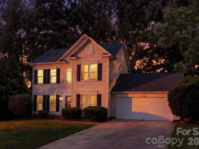 12624 Cardinal Woods Drive, Pineville, NC 28134.  MLS# CAR4383732, YatesRealty ID 31861. 