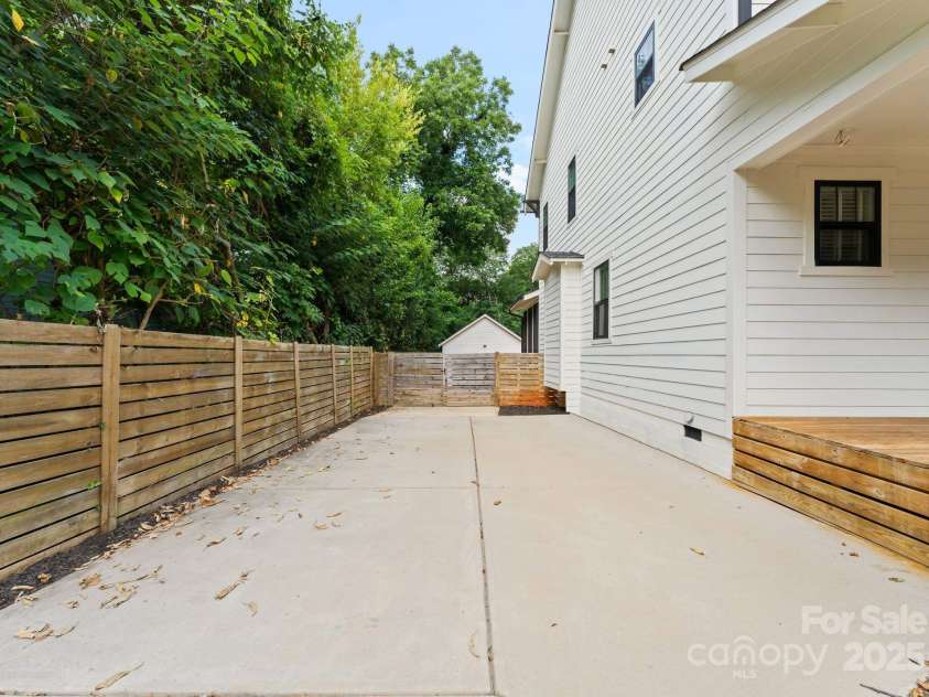 1215 Louise Avenue, Charlotte, NC 28205.  MLS# CAR4282874, YatesRealty ID 31863. 