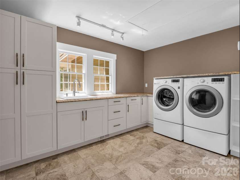 52 Forest Road, Asheville, NC 28803.  MLS# CAR4390190, YatesRealty ID 31865. 