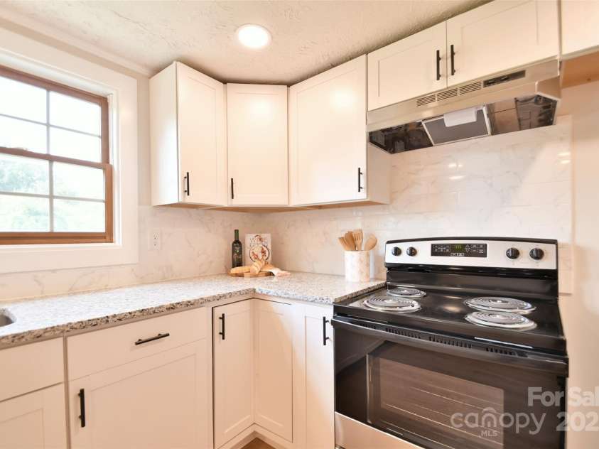 80 Sumner Avenue, Concord, NC 28027.  MLS# CAR4275952, YatesRealty ID 31865. Brand New Range