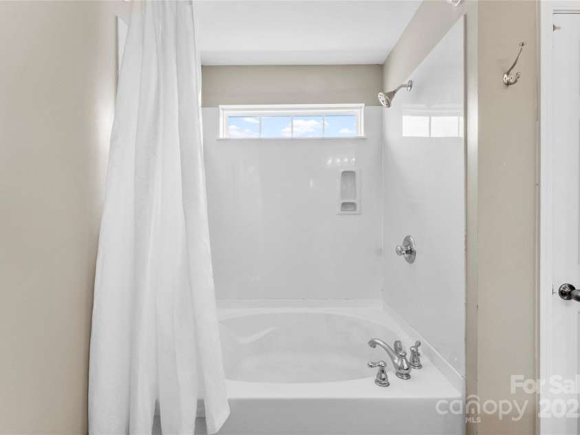 237 River Clay Road, Fort Mill, SC 29708.  MLS# CAR4268752, YatesRealty ID 31869. Garden tub shower combo