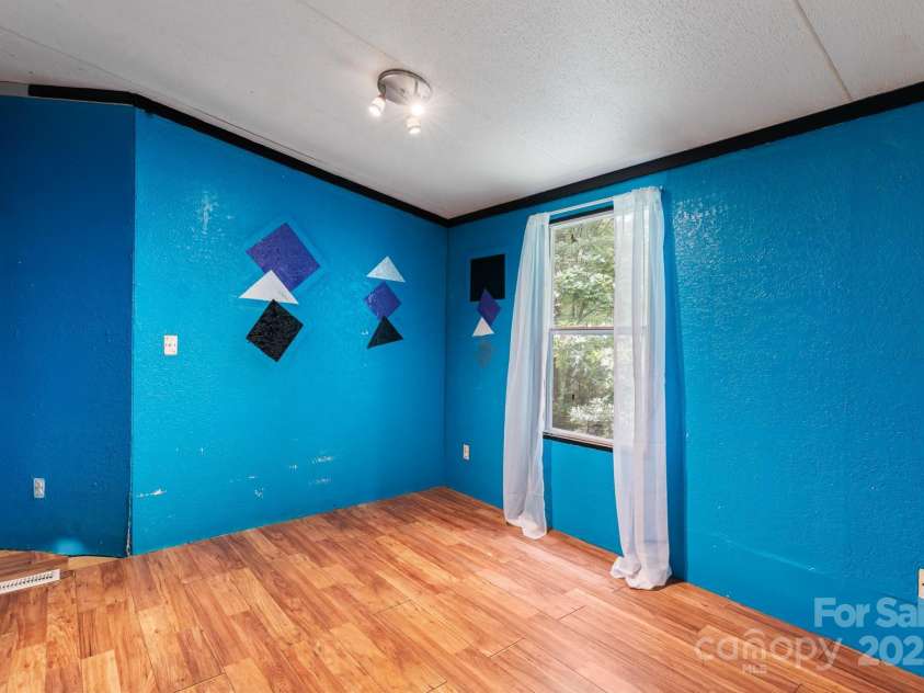 28 Myrtle Road, Swannanoa, NC 28778.  MLS# CAR4289376, YatesRealty ID 31872. Bonus Room/office