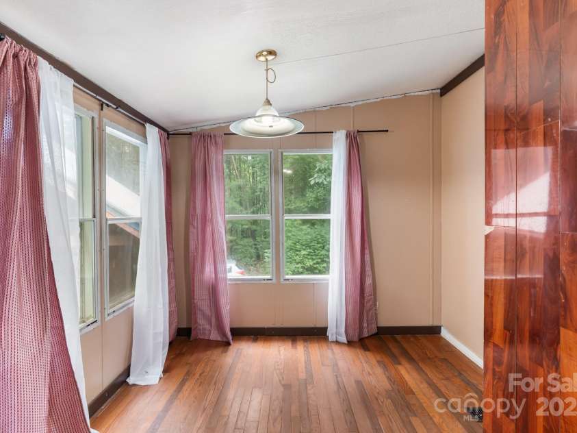 28 Myrtle Road, Swannanoa, NC 28778.  MLS# CAR4289376, YatesRealty ID 31872. Dining room