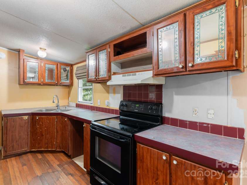 28 Myrtle Road, Swannanoa, NC 28778.  MLS# CAR4289376, YatesRealty ID 31872. Kitchen