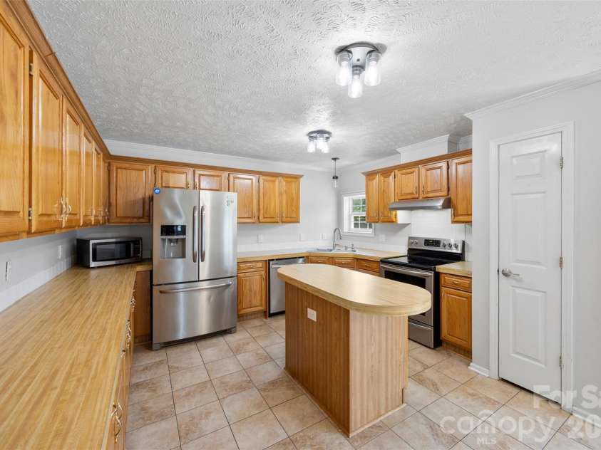40047 Old Salisbury Road, New London, NC 28127.  MLS# CAR4394424, YatesRealty ID 31873. Kitchen