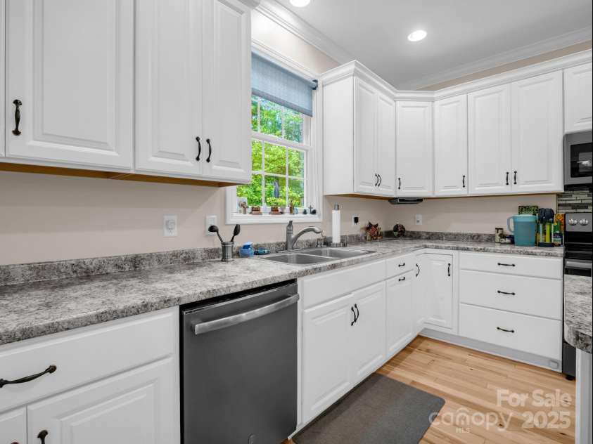 390 Darlington Road, Rutherfordton, NC 28139.  MLS# CAR4282508, YatesRealty ID 31878. Beautiful soft-close cabinetry