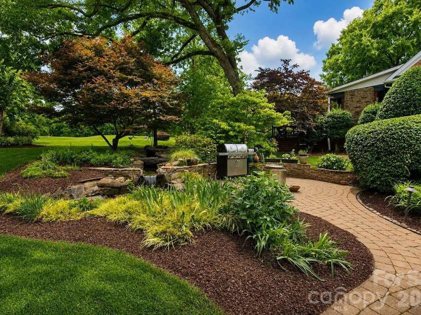 8716 Devonshire Drive, Huntersville, NC 28078.  MLS# CAR4377516, YatesRealty ID 31879. Lush landscaping