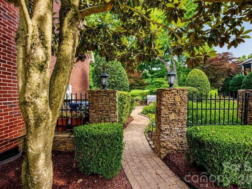 8716 Devonshire Drive, Huntersville, NC 28078.  MLS# CAR4377516, YatesRealty ID 31879. Upgraded stonework