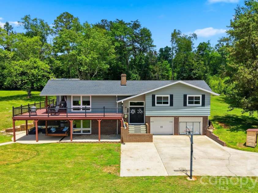2411 Robertson Lane, Lenoir, NC 28645.  MLS# CAR4392778, YatesRealty ID 31884. 
