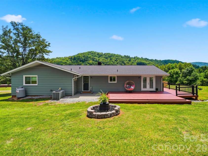 2411 Robertson Lane, Lenoir, NC 28645.  MLS# CAR4392778, YatesRealty ID 31884. 