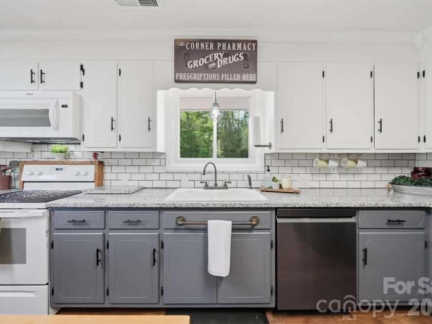 2411 Robertson Lane, Lenoir, NC 28645.  MLS# CAR4392778, YatesRealty ID 31884. 