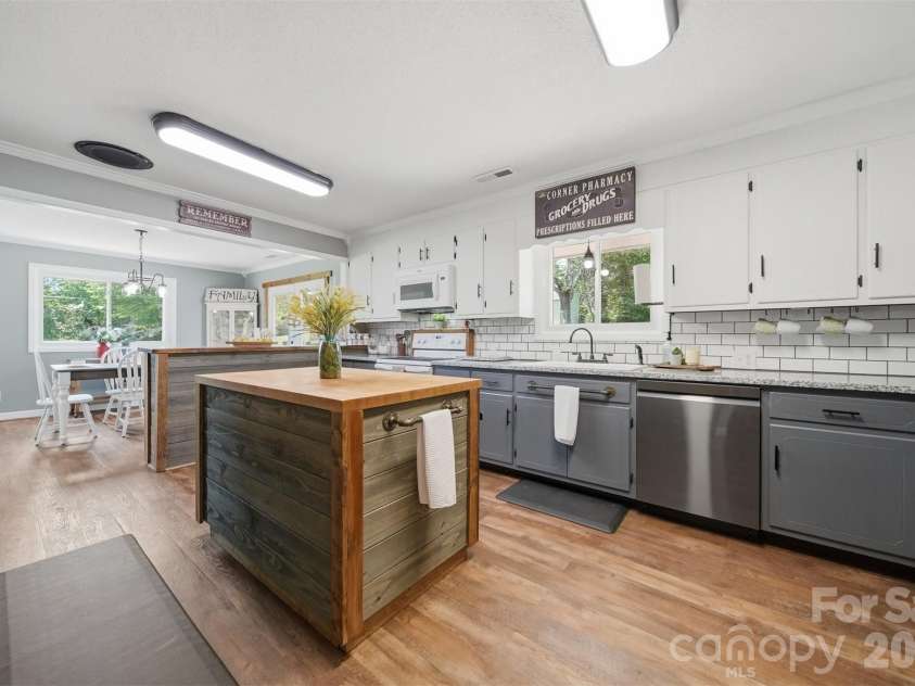 2411 Robertson Lane, Lenoir, NC 28645.  MLS# CAR4392778, YatesRealty ID 31884. 
