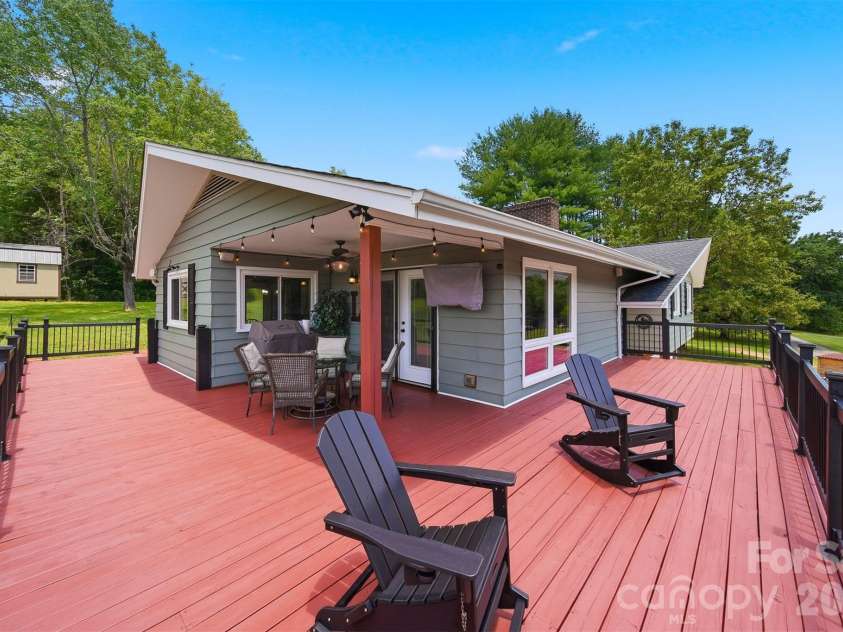 2411 Robertson Lane, Lenoir, NC 28645.  MLS# CAR4392778, YatesRealty ID 31884. 