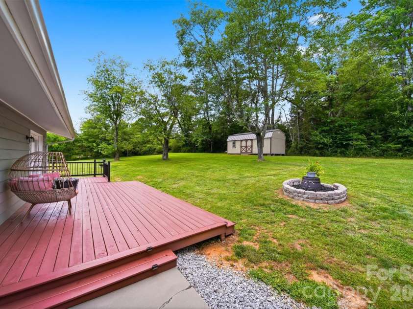 2411 Robertson Lane, Lenoir, NC 28645.  MLS# CAR4392778, YatesRealty ID 31884. 