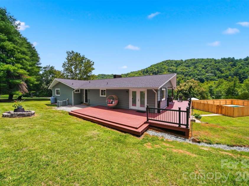 2411 Robertson Lane, Lenoir, NC 28645.  MLS# CAR4392778, YatesRealty ID 31884. 