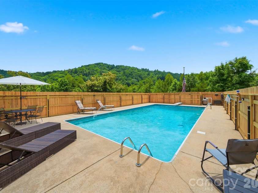 2411 Robertson Lane, Lenoir, NC 28645.  MLS# CAR4392778, YatesRealty ID 31884. 