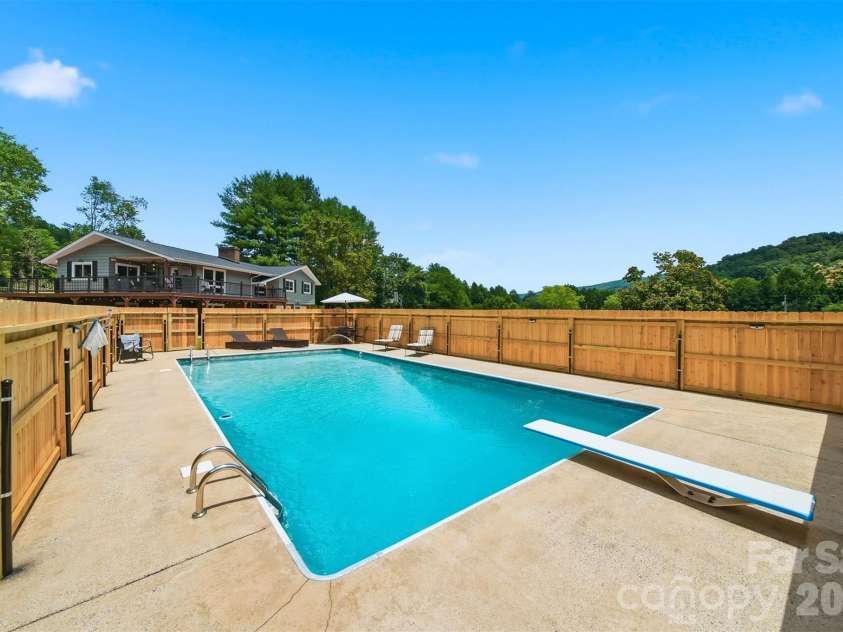 2411 Robertson Lane, Lenoir, NC 28645.  MLS# CAR4392778, YatesRealty ID 31884. 