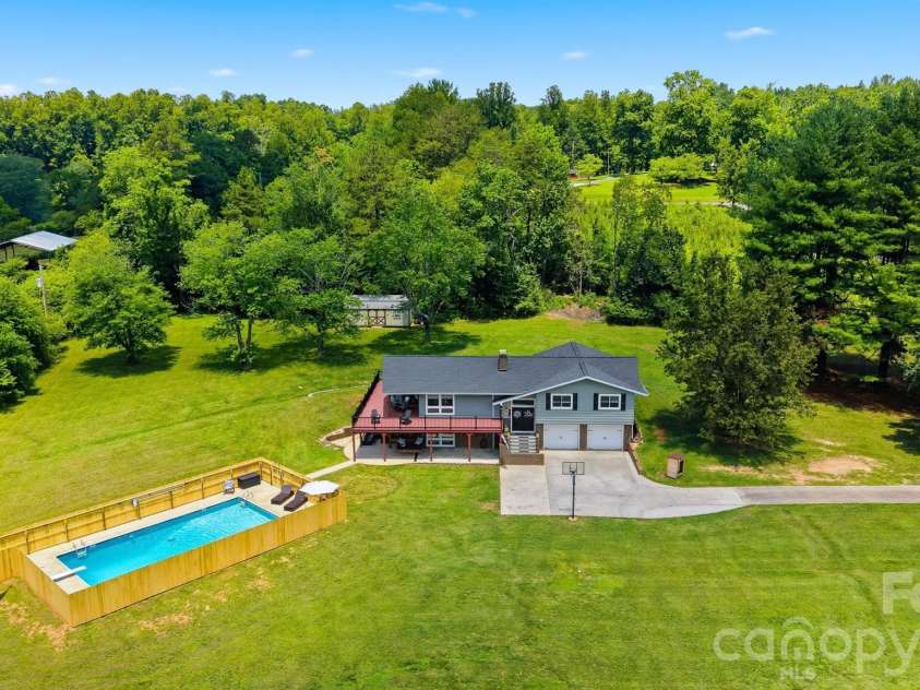 2411 Robertson Lane, Lenoir, NC 28645.  MLS# CAR4392778, YatesRealty ID 31884. 