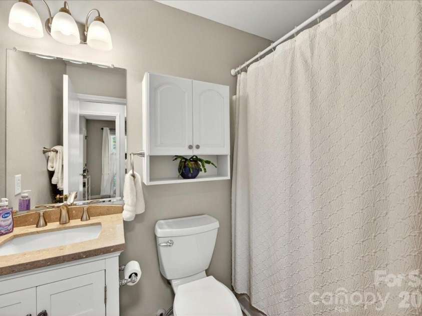 7306 Carrbridge Lane, Charlotte, NC 28226.  MLS# CAR4390862, YatesRealty ID 31888. Spacious bath