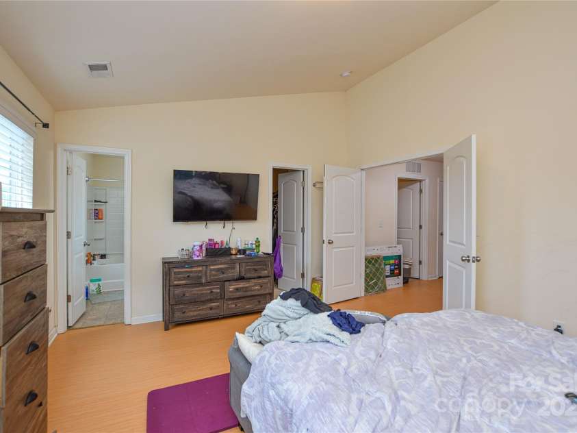 10420 Benfield Road, Charlotte, NC 28269.  MLS# CAR4291115, YatesRealty ID 31889. 