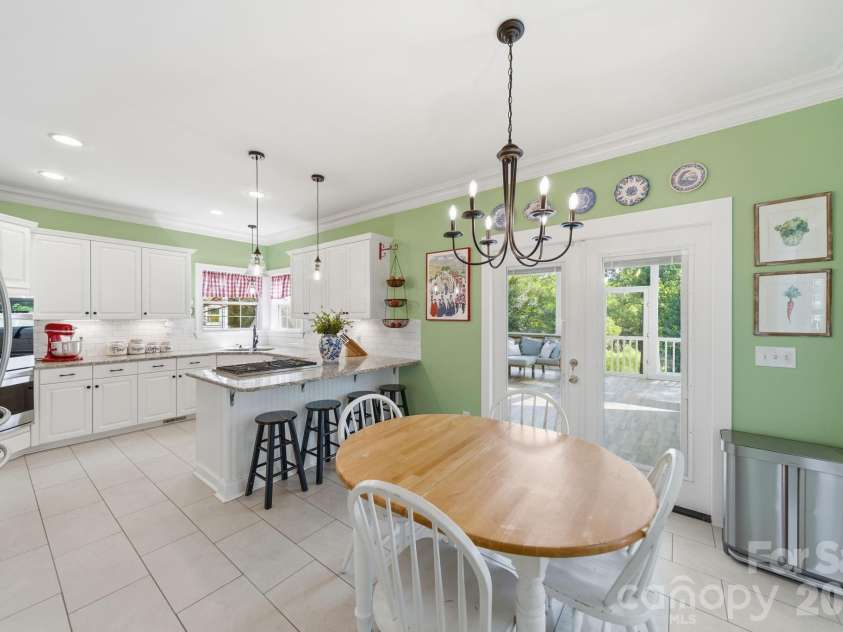 10203 Rougemont Lane, Charlotte, NC 28277.  MLS# CAR4394772, YatesRealty ID 31890. Bright kitchen and breakfast area