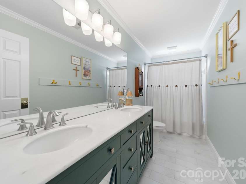10203 Rougemont Lane, Charlotte, NC 28277.  MLS# CAR4394772, YatesRealty ID 31890. Updated secondary bathroom