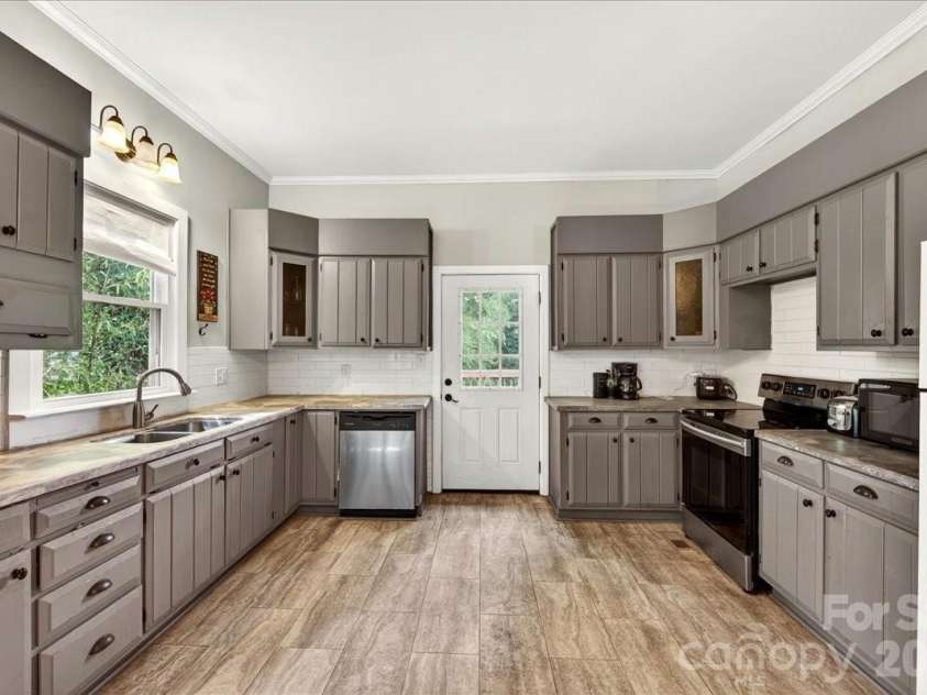 320 3rd Avenue, Gastonia, NC 28054.  MLS# CAR4391503, YatesRealty ID 31891. 