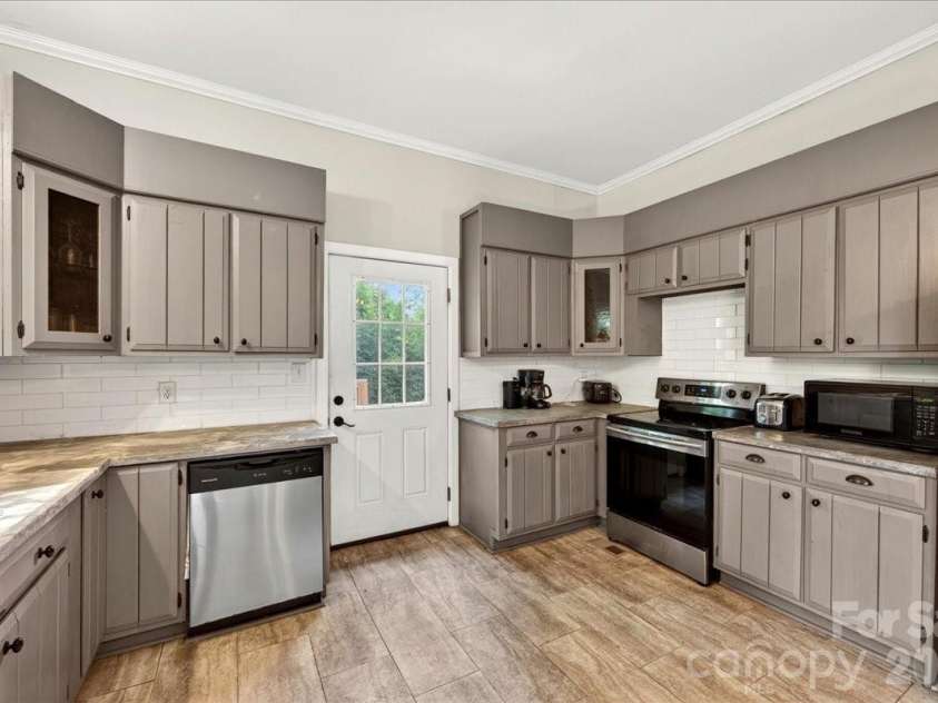320 3rd Avenue, Gastonia, NC 28054.  MLS# CAR4391503, YatesRealty ID 31891. 