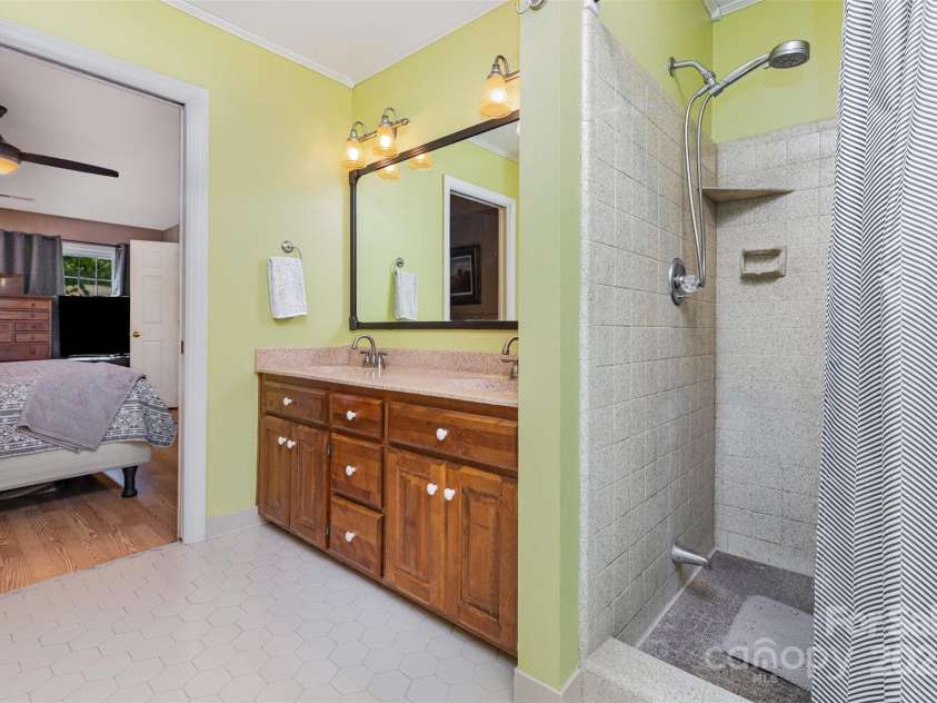 9924 Hanover Hollow Drive, Charlotte, NC 28210.  MLS# CAR4316773, YatesRealty ID 31891. 