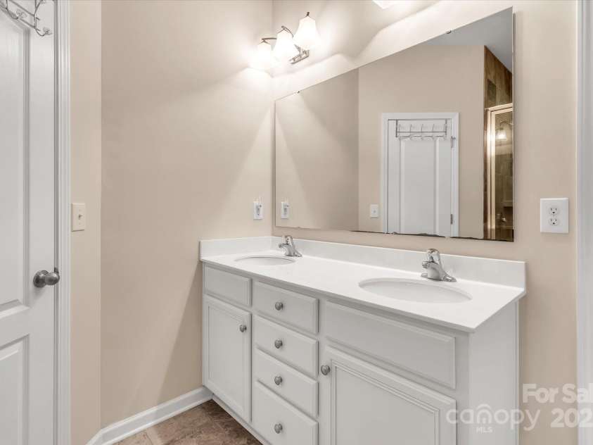 6247 Cloverdale Drive, Tega Cay, SC 29708.  MLS# CAR4290572, YatesRealty ID 31893. 