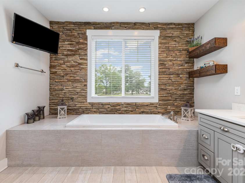 2611 Ranger Island Road, Denver, NC 28037.  MLS# CAR4290507, YatesRealty ID 31894. Primary Bathroom