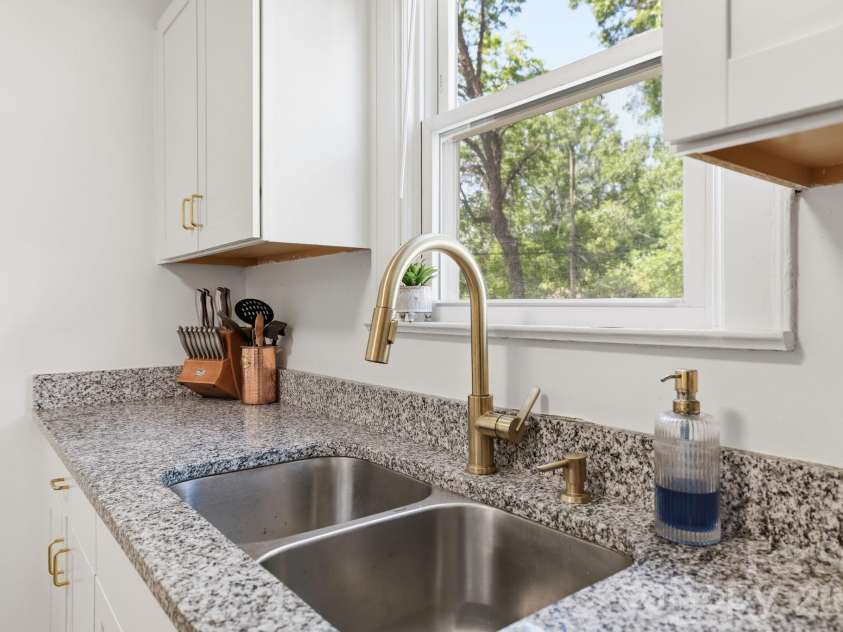 3748 The Plaza, Charlotte, NC 28205.  MLS# CAR4384368, YatesRealty ID 31895. Granite countertop