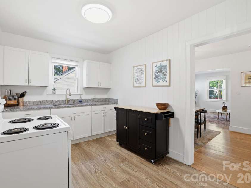 3748 The Plaza, Charlotte, NC 28205.  MLS# CAR4384368, YatesRealty ID 31895. Kitchen