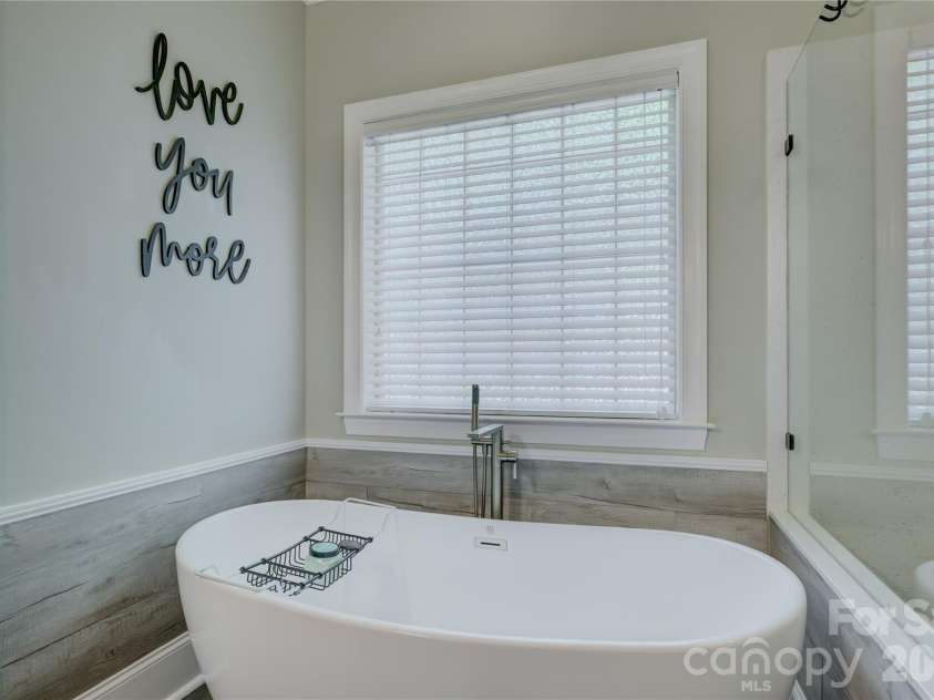 11404 Fernside Drive, Charlotte, NC 28227.  MLS# CAR4392789, YatesRealty ID 31896. 