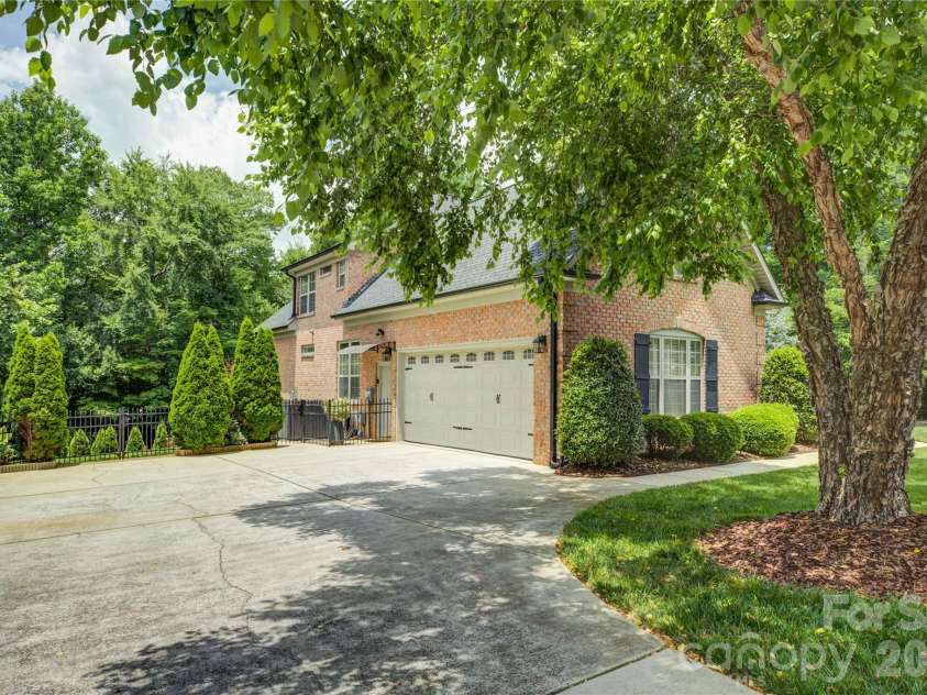 11404 Fernside Drive, Charlotte, NC 28227.  MLS# CAR4392789, YatesRealty ID 31896. 