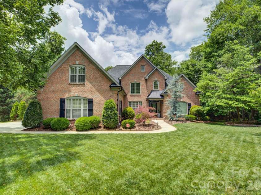 11404 Fernside Drive, Charlotte, NC 28227.  MLS# CAR4392789, YatesRealty ID 31896. Welcome home to 11404 Fernside Drive