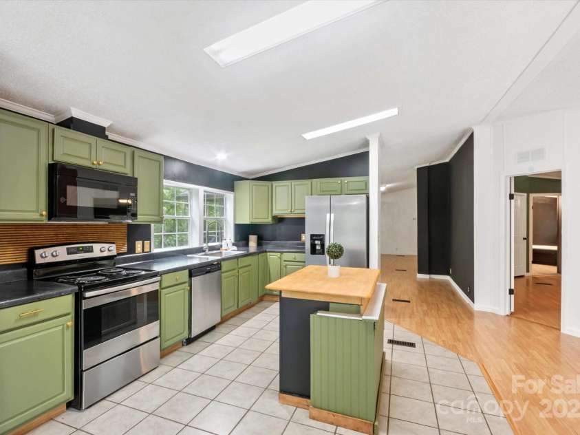 299 Foxtail Heights Drive, Marion, NC 28752.  MLS# CAR4289478, YatesRealty ID 31896. 