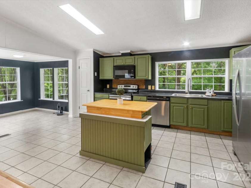 299 Foxtail Heights Drive, Marion, NC 28752.  MLS# CAR4289478, YatesRealty ID 31896. 